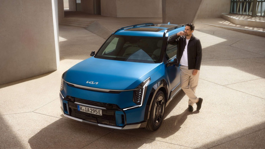 Kia EV9 Blauw geparkeerd