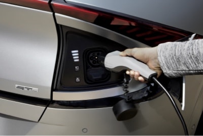 witte kia wordt opgeladen close up